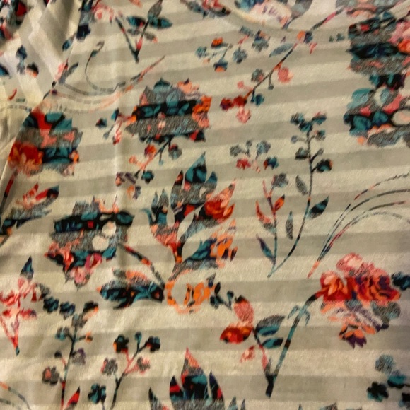 Lularoe Small Classic Tee - Picture 2 of 4